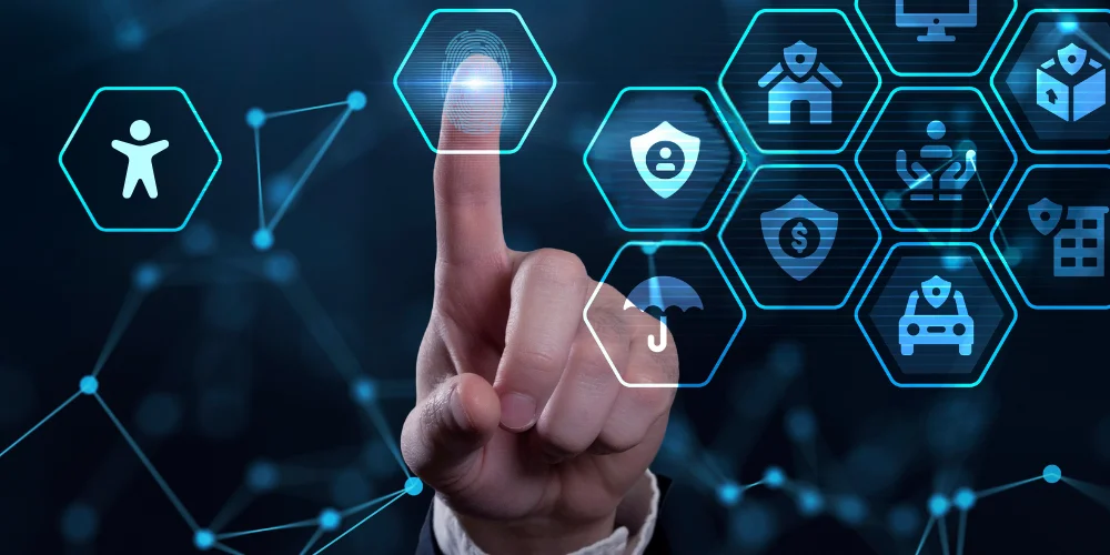 Ein Finger berührt ein digitales Icon, das mit Symbolen wie Versicherung, Schutz, Haus und Auto umgeben ist, was auf das Thema digitale Barrierefreiheit und Versicherung hinweist.