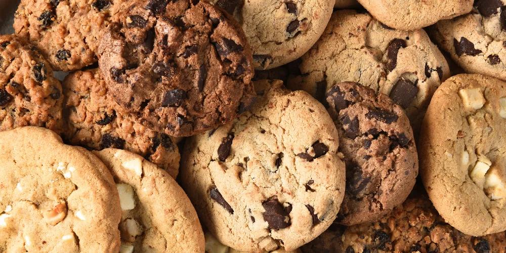 Nahaufnahme von verschiedenen Cookies, symbolisch für das Cookie-Management im Kontext der DSGVO.