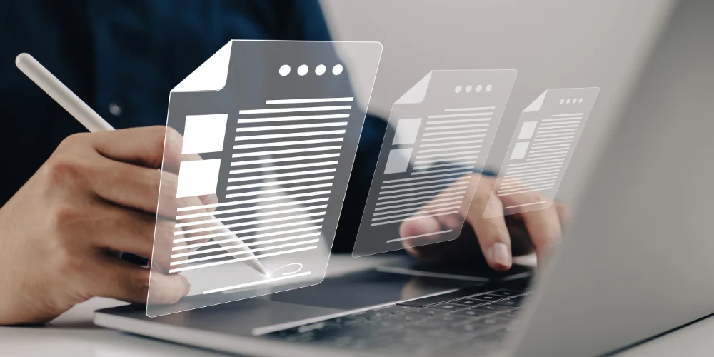 Digitale Dokumente auf einem Laptop: Eine Person unterschreibt virtuell mit einem digitalen Stift, im Vordergrund schweben stilisierte Formulare. Sinnbild für Digitale Abschlussstrecke.