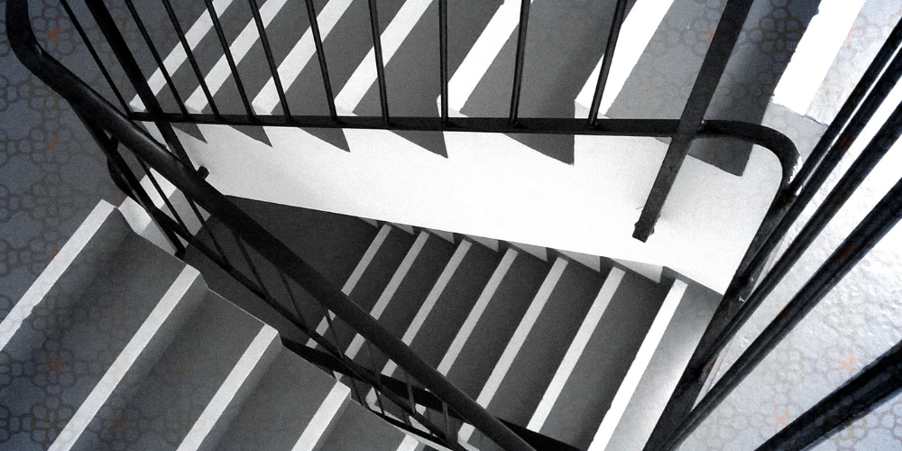 Schwarz-weiße Treppe mit klarer Linienführung und starken Schatten als visuelle Metapher für Website Relaunch und digitale Transformation.